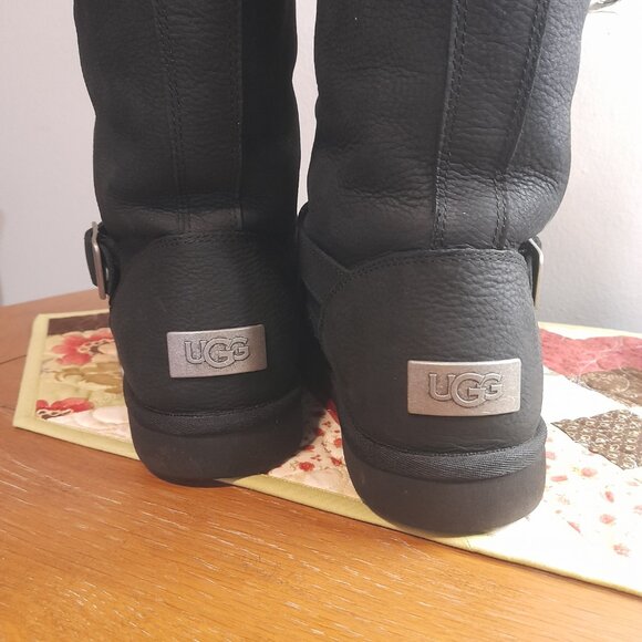 UGG Black Leather/Sheepskin Winter Boot with Buckles - Picture 5 of 7